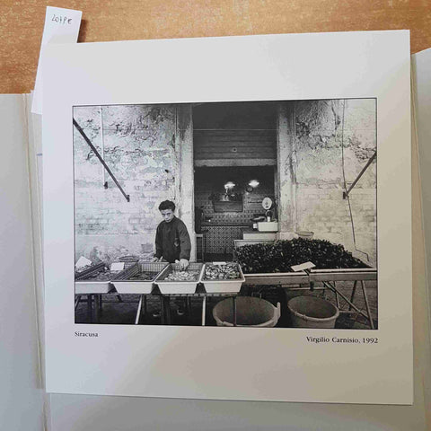 BOTTEGHE NEGOZI MERCATI dodici fotografie di VIRGILIO CARNISIO gruppo immagine