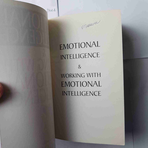 EMOTIONAL INTELLIGENCE & WORKING WITH EMOTIONAL INTELLIGENCE Daniel Goleman