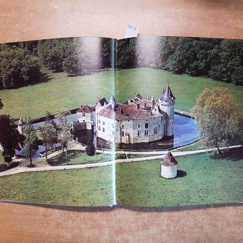 CHATEAUX EN PAYS DE FRANCE Bernard de Montgolfier 1971 LAROUSSE manca 1° pagina