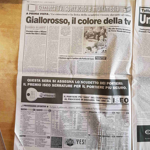 LA GAZZETTA DELLO SPORT 18 GIUGNO 2001 ROMA CANTA: CAMPIONI! SCUDETTO TOTTI BATI