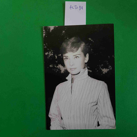 CARTOLINA POSTALE AUDREY HEPBURN editoria d'arte MODRIC rara immagine