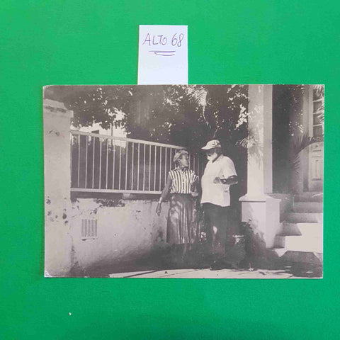 HEMINGWAY CON SU CUARTA ESPOSA wife 1994 CARTOLINA EPOCA VINTAGE POSTCARD