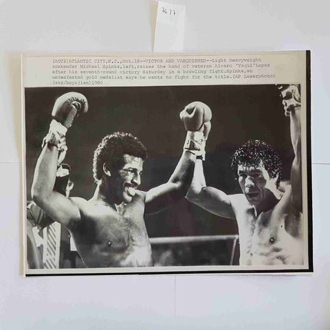 Michael Spinks vs Yaqui Lopez 1980 victory AP press photo boxing vintage