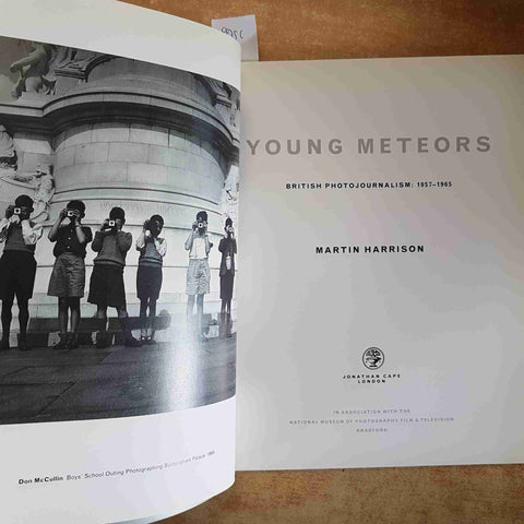 YOUNG METEORS BRITISH PHOTOJOURNALISM 1957-1965 MARTIN HARRISON - JONATHAN CAPE